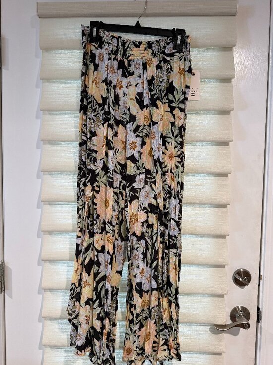 Billabong Pants - Billabong flowy floral pants (size L)